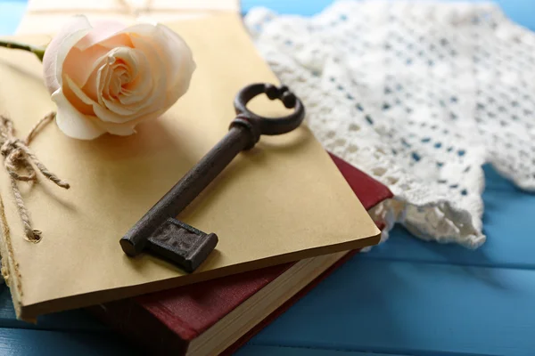 Rosas frescas con libro viejo y letras sobre fondo de mesa de madera de color. Concepto Vintage —  Fotos de Stock