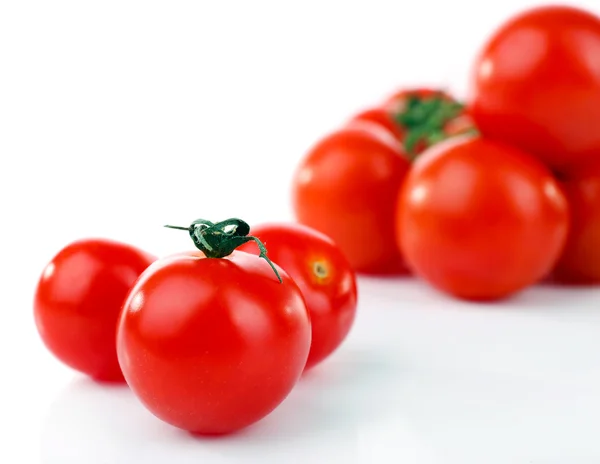 Grupo de tomates cereja isolado em branco — Fotografia de Stock