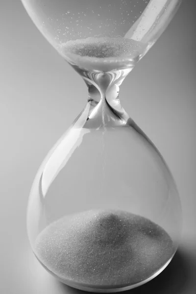 회색 배경에 모래 시계 — 스톡 사진