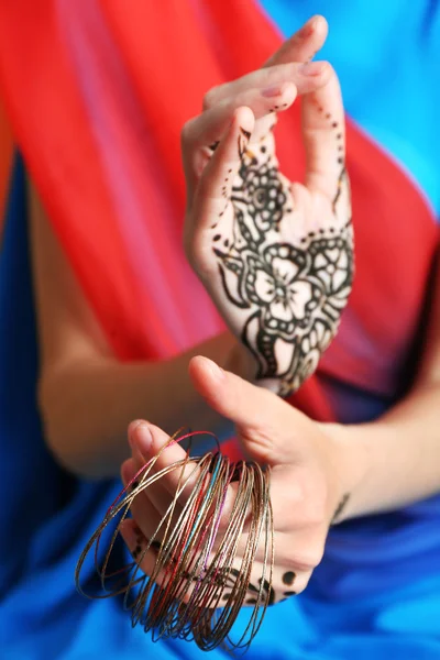 Immagine di hennè su mani femminili, primo piano — Foto Stock