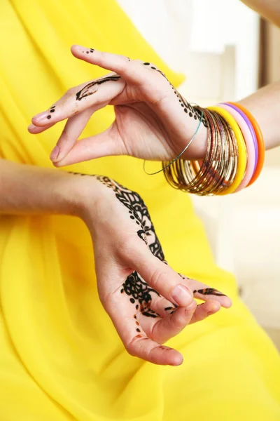 Imagem de henna em mãos femininas, close-up — Fotografia de Stock