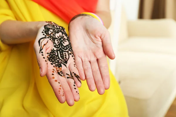 Afbeelding van henna op vrouwelijke handen, close-up — Stockfoto