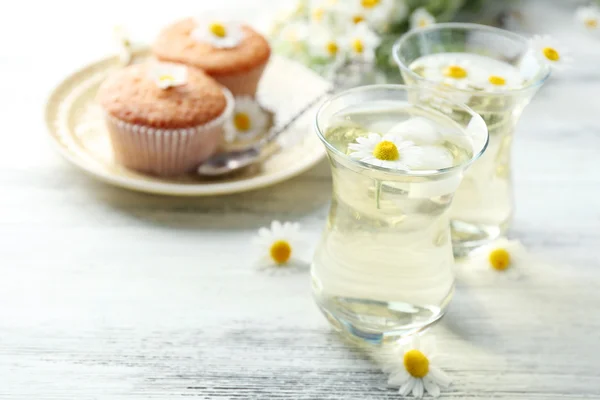 Heřmánkový čaj s květy heřmánku — Stock fotografie