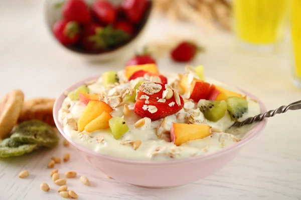 Healthy breakfast with homemade oatmeal, close up — Stock Photo, Image