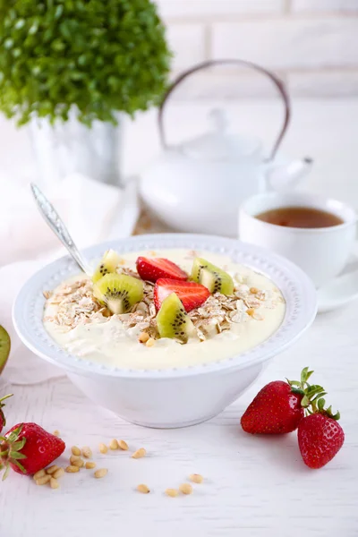 Healthy breakfast with homemade oatmeal, close up — Stock Photo, Image