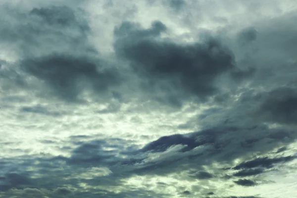 Cielo con nubes de lluvia — Foto de Stock