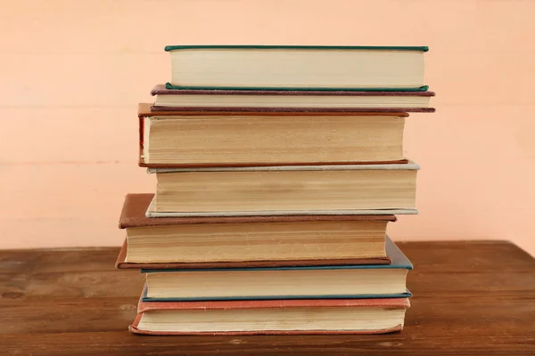 Pile de livres sur fond en bois — Photo