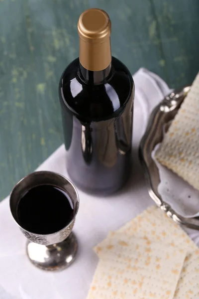Matzo para a Páscoa com bandeja de metal e vinho na mesa de perto — Fotografia de Stock