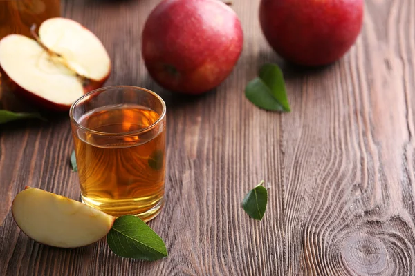 Vaso de zumo de manzana y frutas en la mesa de cerca — Foto de Stock