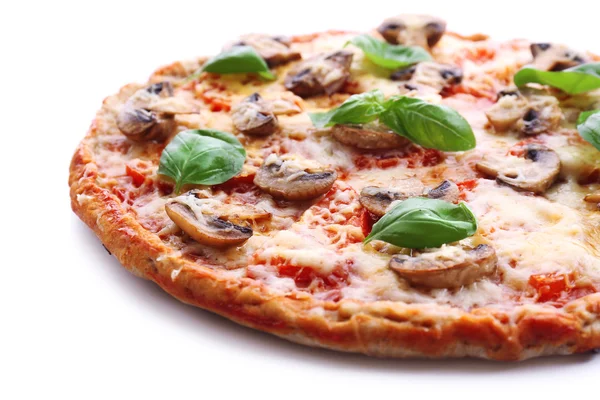 Pizza savoureuse aux légumes et basilic close up — Photo