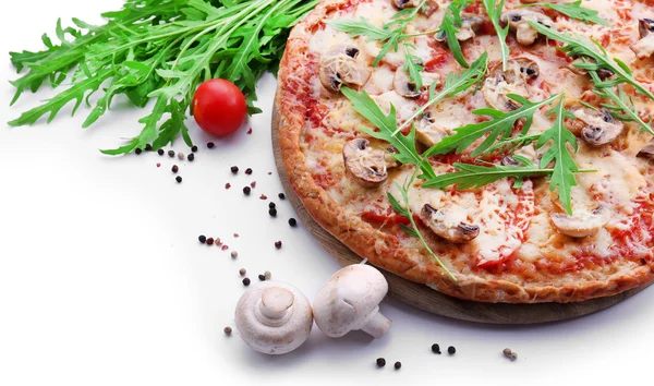蔬菜与芝麻菜上白色孤立的美味比萨 — 图库照片