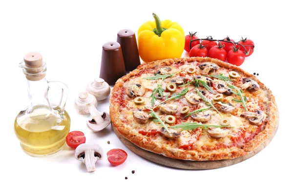 야채와 arugula 흰색 절연 맛 있는 피자 — 스톡 사진