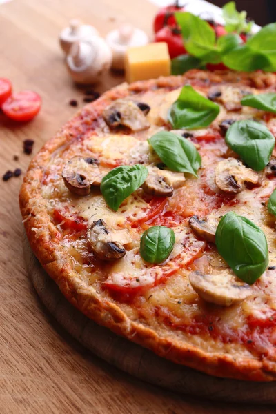 sebze ve fesleğen masada lezzetli pizza yakın çekim