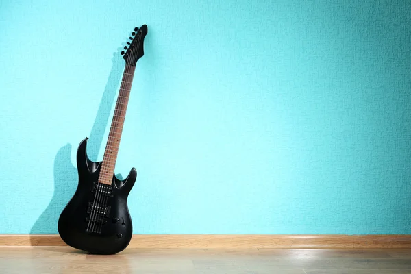 Gitara elektryczna na tapeta turkus tło — Zdjęcie stockowe