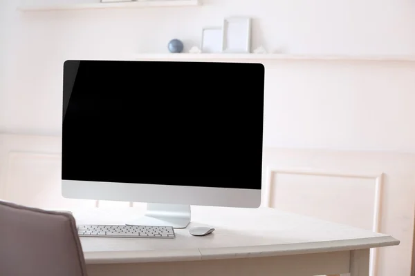 Werkplek met computer in kamer — Stockfoto