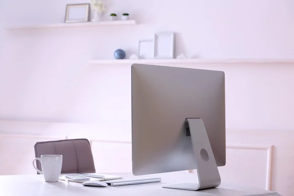 Posto di lavoro con computer in camera — Foto Stock