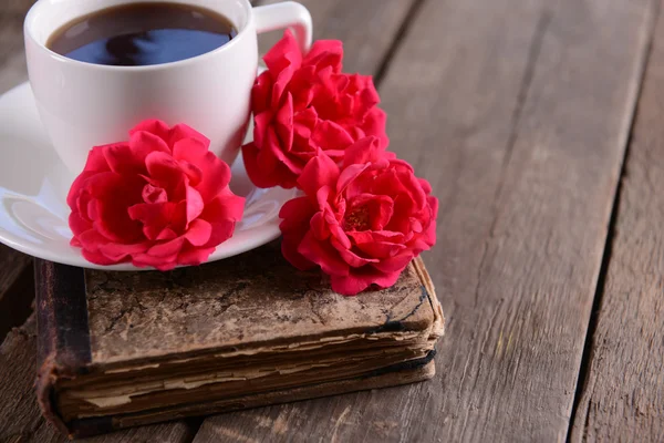 Vecchio libro con belle rose — Foto Stock