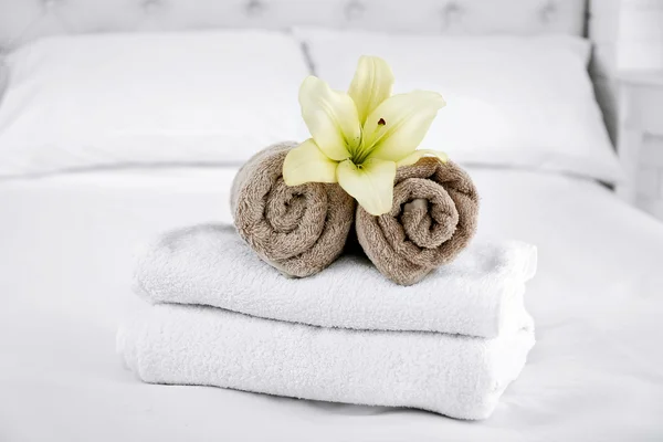 Freshly laundered fluffy towels — Stock Photo, Image