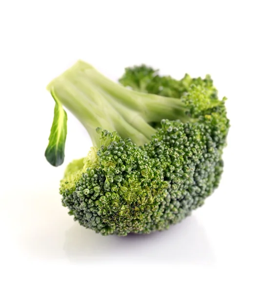 Brócoli fresco aislado en blanco — Foto de Stock