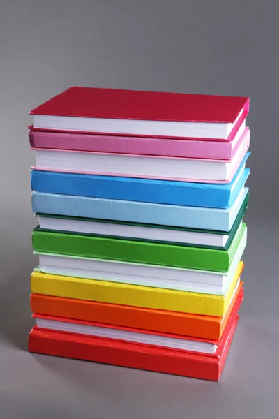 Gri arka plan üzerinde renkli kitaplar — Stok fotoğraf