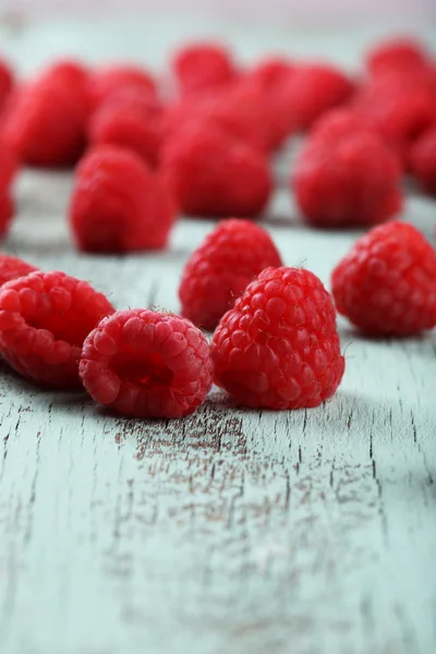 Framboises fraîches sur fond bois — Photo