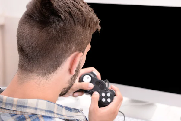 Genç adam evde bilgisayar oyunu oynuyor. — Stok fotoğraf