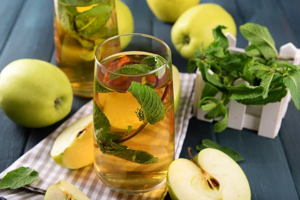 Glas Apfelsaft mit Früchten und frischer Minze auf dem Tisch aus nächster Nähe — Stockfoto