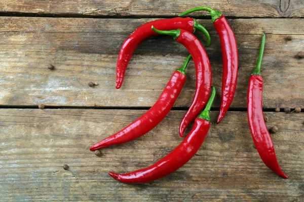 Red hot peppers med kryddor på träbord nära håll — Stockfoto