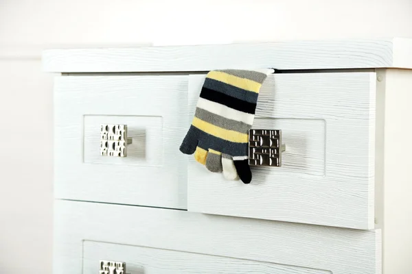 Білий дерев'яний комод з шкарпеткою у відкритому ящику — стокове фото
