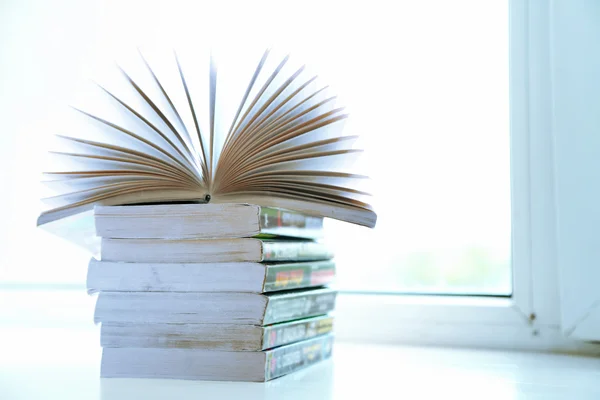 Bücher auf weißem Fensterbrett, Nahaufnahme — Stockfoto