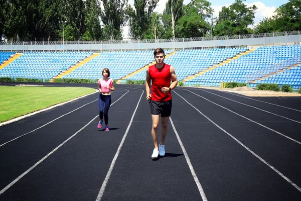 Jóvenes corriendo en el estadio — Foto de Stock