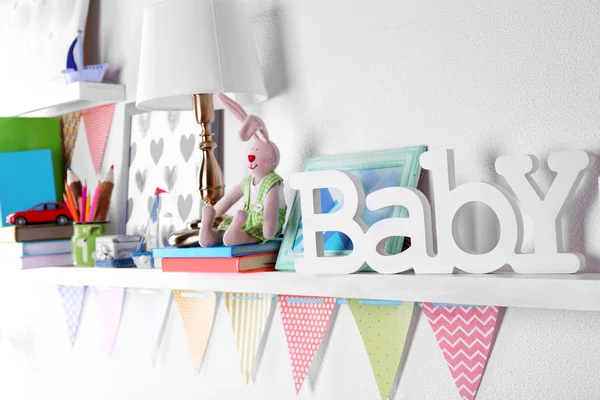 Estantes con juguetes en el primer plano de la habitación infantil — Foto de Stock