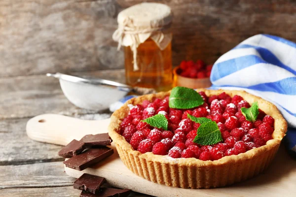 Tarta con frambuesas frescas, sobre fondo de madera — Foto de Stock