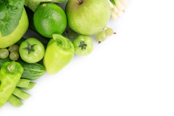 Alimentos verdes frescos isolados em branco — Fotografia de Stock