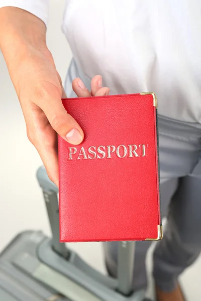 Mão feminina segurando passaporte, close-up — Fotografia de Stock