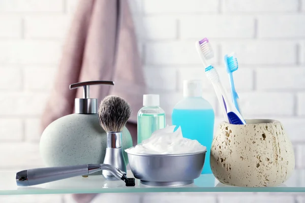 Kit de afeitado de lujo masculino en estante, sobre fondo de pared de ladrillos —  Fotos de Stock