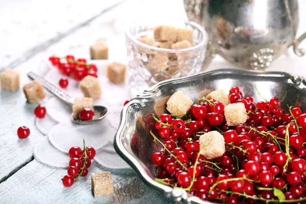 Fresh red currants with sugar on table close up — Stock Photo, Image