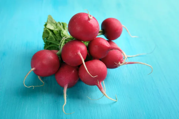 Bunch of radishes on wooden background — Stock Photo, Image