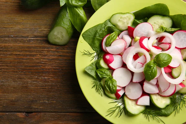 Ensalada de verduras frescas en la mesa de cerca —  Fotos de Stock