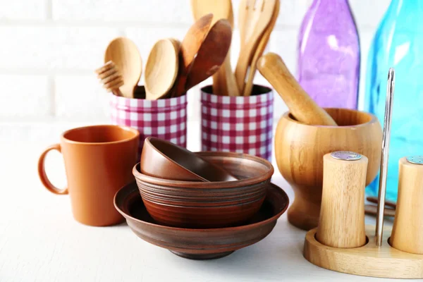 Composição com diferentes utensílios em mesa de madeira — Fotografia de Stock