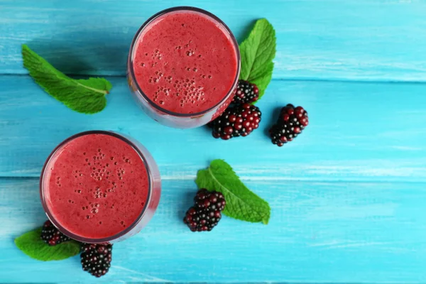 Gelas smoothie blackberry di meja kayu, top view — Stok Foto