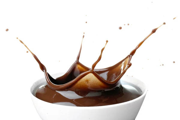 Подрібнення гарячого шоколаду в чашці ізольовано на білому — стокове фото
