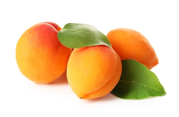 Спелые абрикосы, изолированные на белом — стоковое фото
