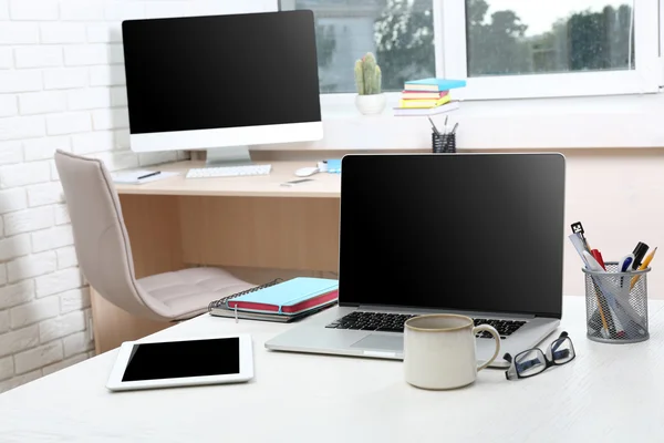 Local de trabalho com computador no escritório — Fotografia de Stock