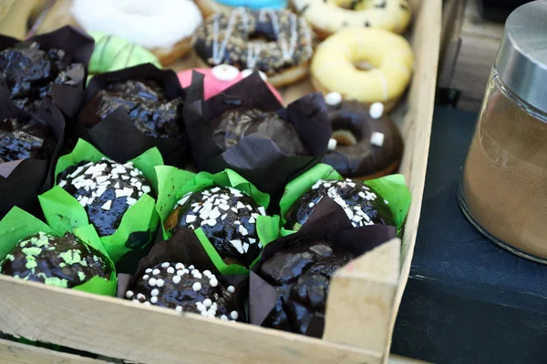 Sandık içinde farklı tatlı kek yakın çekim