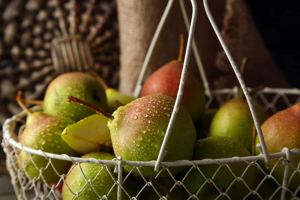Mogna smakrika päron i korg på nära håll — Stockfoto