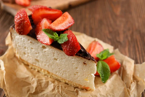 Köstlicher Käsekuchen mit Beeren auf dem Tisch aus nächster Nähe — Stockfoto