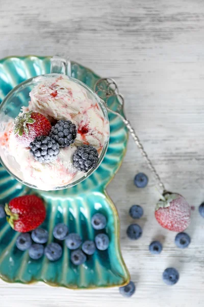 컬러 나무 배경에 신선한 냉동된 딸기, 맛 있는 아이스크림 — 스톡 사진