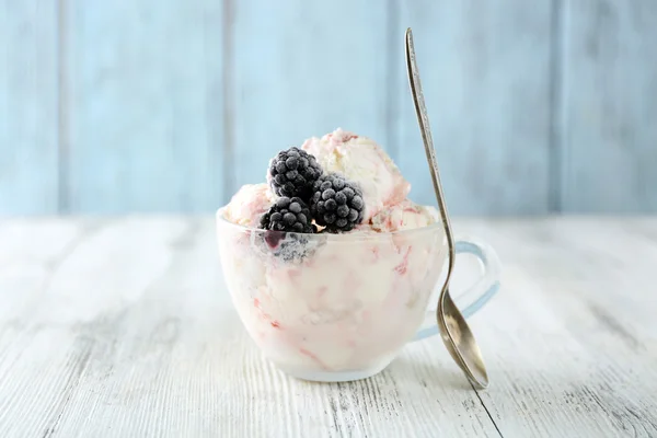 Delicious ice cream with fresh frozen berries, on color wooden background — Stock Photo, Image