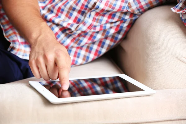 Mão masculina segurando tablet PC em casa fundo interior — Fotografia de Stock